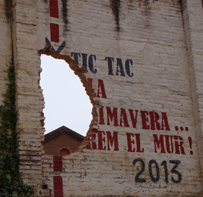 El veïnat fa un enderroc simbòlic del mur de Can Batlló