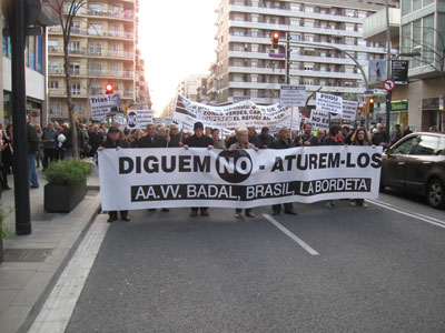 Sants-Badal es manifesta contra el tancament del CAP de Carreras Candi