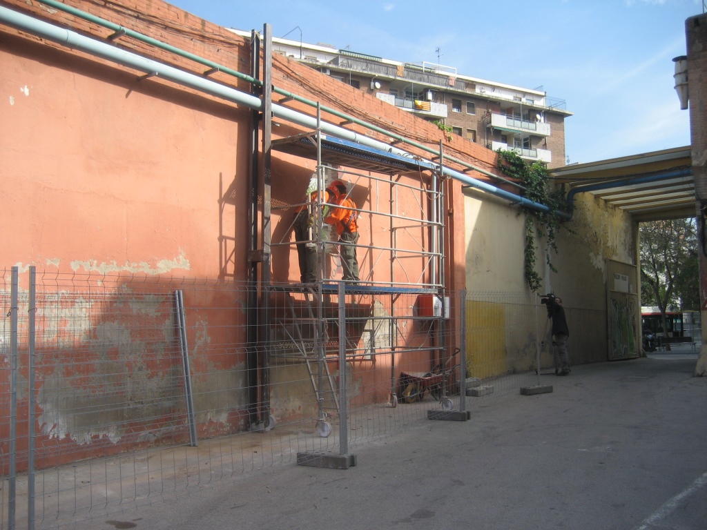 Can Batlló – Inici de l’enderrocament del mur de la plaça de la Pelleria
